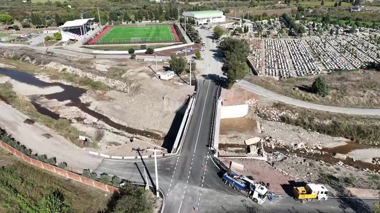 İzmir'de 60 Yıllık Nif Çayı Köprüsü Yenilerek Trafiğe Açıldı