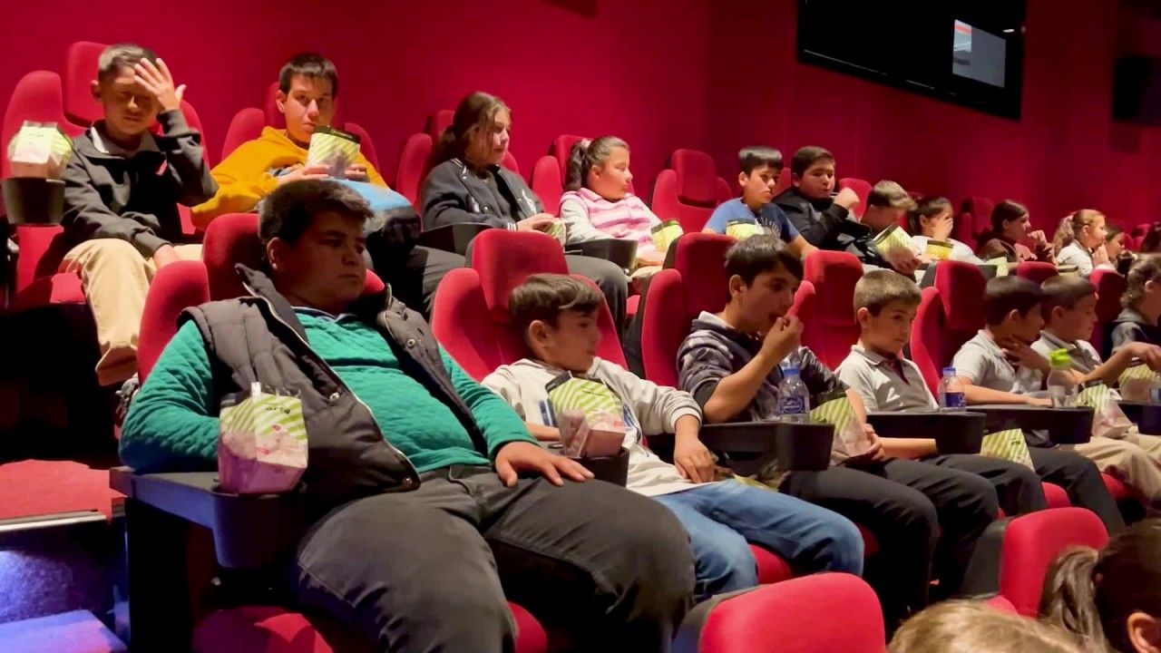 Başkan Bozdoğan Dünya Çocuk Hakları Günü'nde Çocuklarla Film İzledi