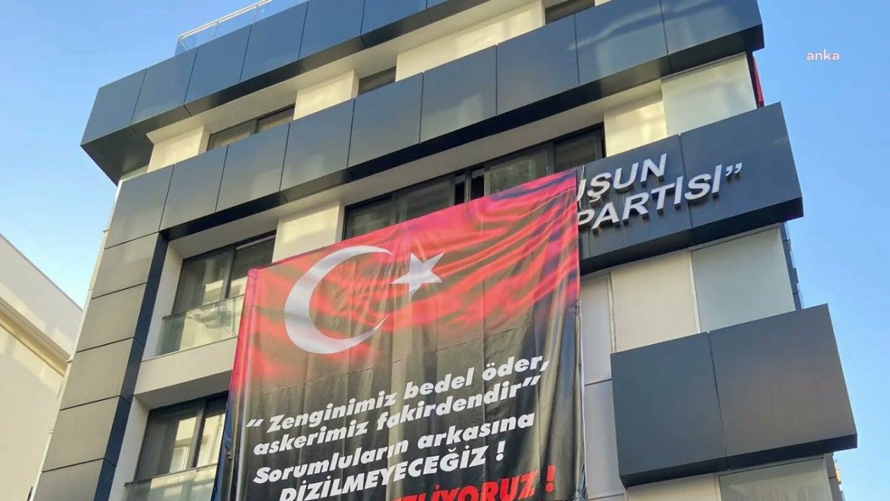 CHP İzmir İl Binasına “Terörü Lanetliyoruz” Pankartı Asıldı”