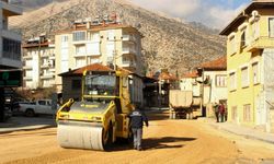 Antalya Elmalı’da Sıcak Asfalt Çalışmaları Sürüyor