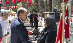 Mersin Büyükşehir Belediye Başkanı Seçer’den şehitlik ziyareti