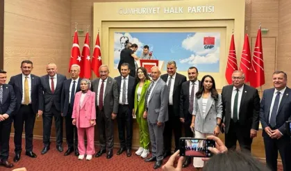 Özel’e destek veren vekil ve PM üyeleri CHP Genel Merkezi’nde