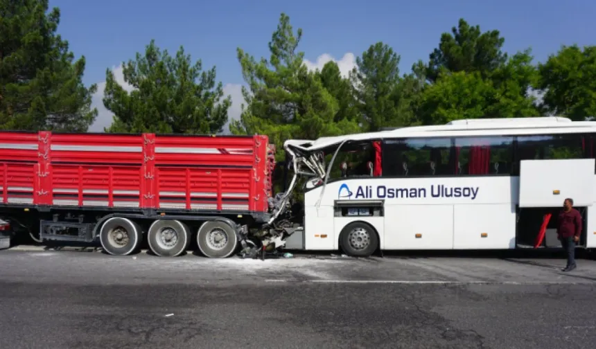 Adana'da yolcu otobüsü tırla çarpıştı